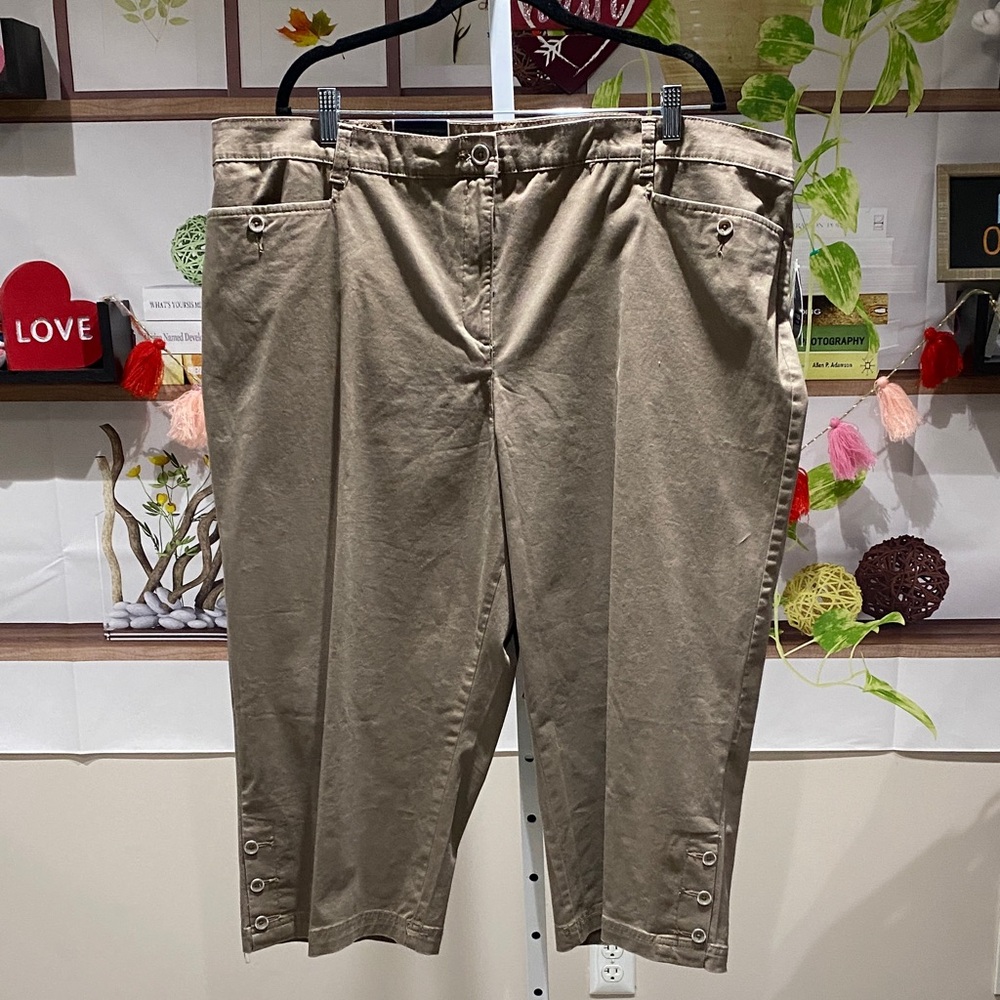 Karen Scott Women's Tan Capris size 24 W. Waist 23. Rise 13. Length 22